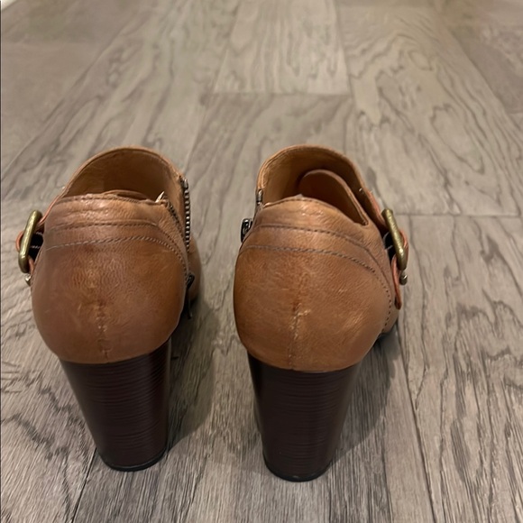 Clarks Brown T-Strap Heels with Chunky Heel - Picture 5 of 11